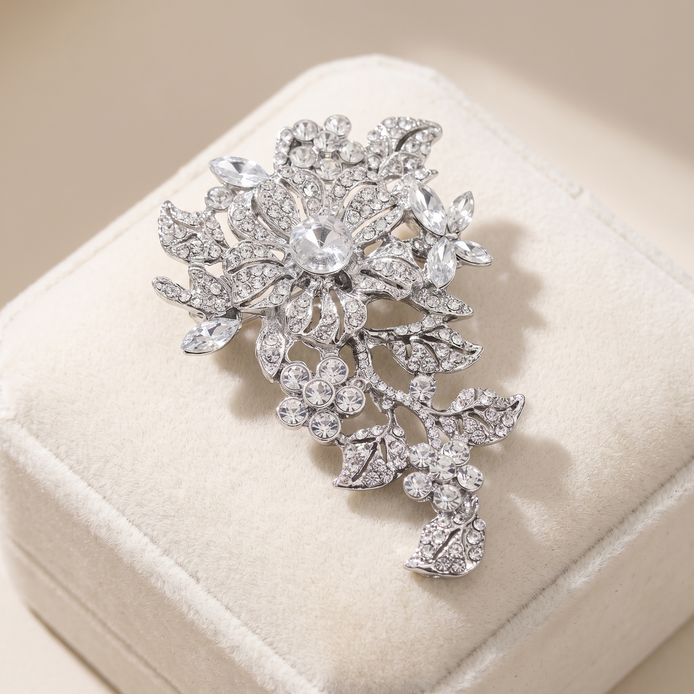Broche Fleur en cristal, bijou vintage Alyvoa · Blanc