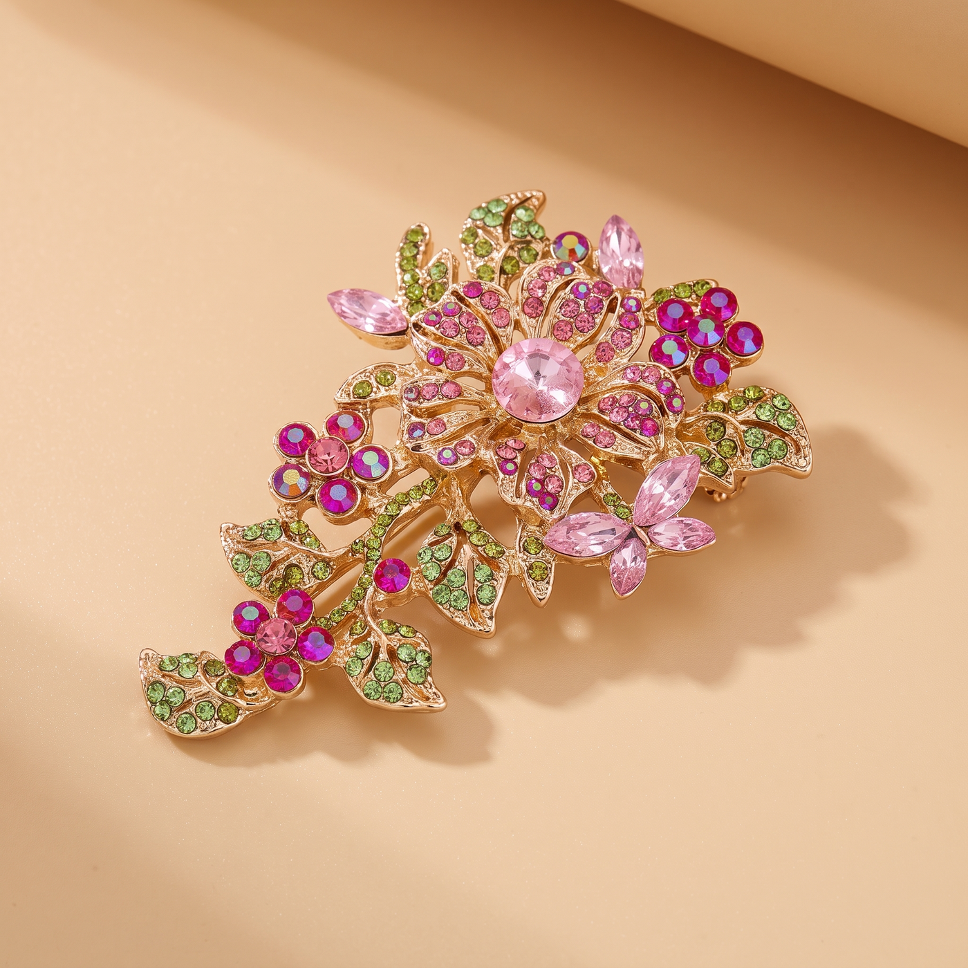 Broche Fleur en cristal, bijou vintage Alyvoa tenue à la main · Rose