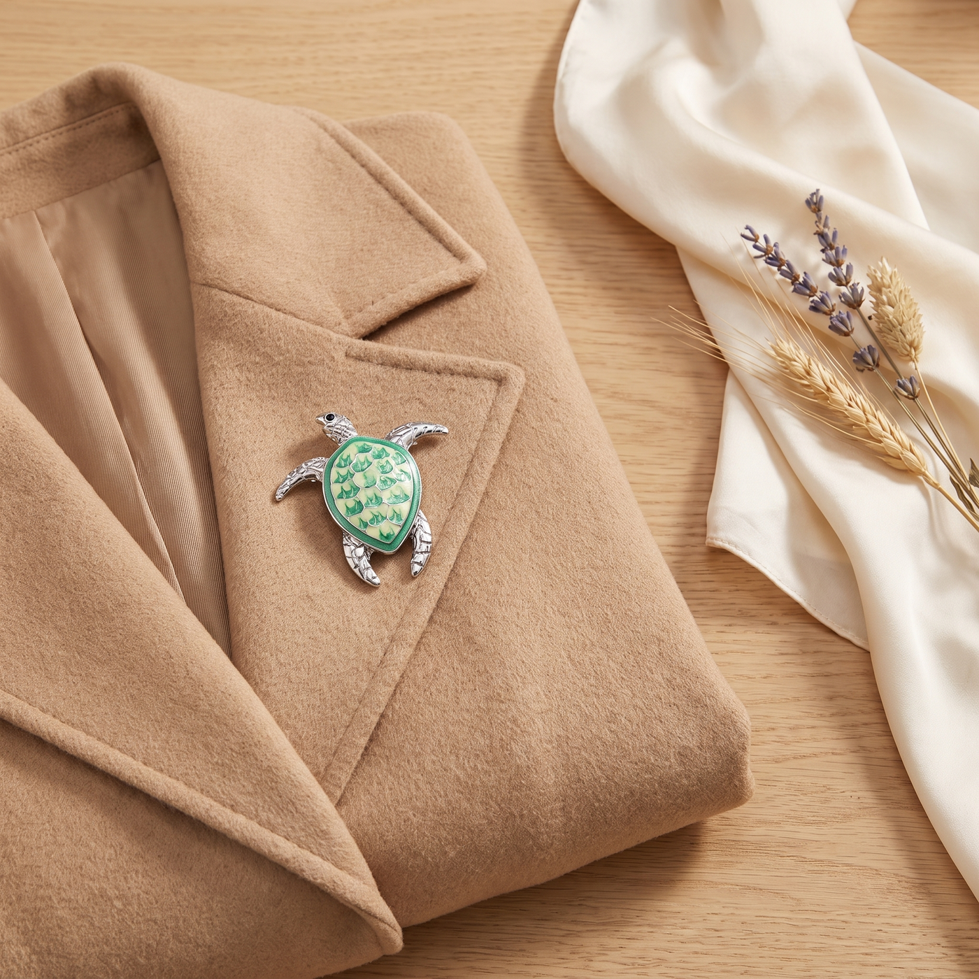Broche Tortue en émail, bijou vintage Alyvoa portée sur un revers