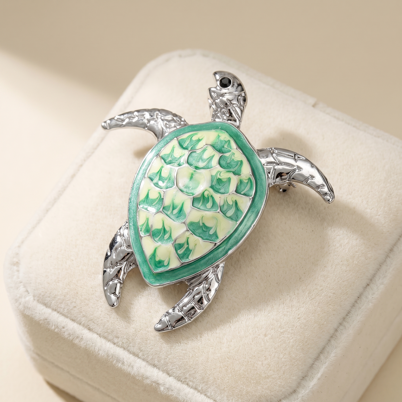 Broche Tortue en émail, bijou vintage Alyvoa tenue à la main