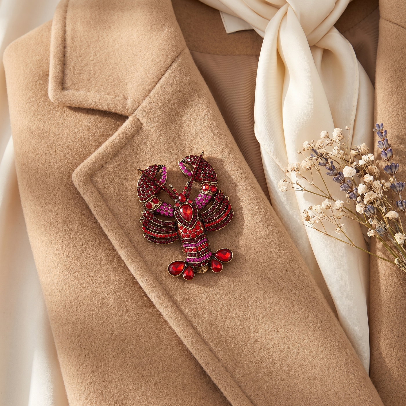 Broche Homard en cristal, bijou vintage Alyvoa présentée sur un coussin · Rouge