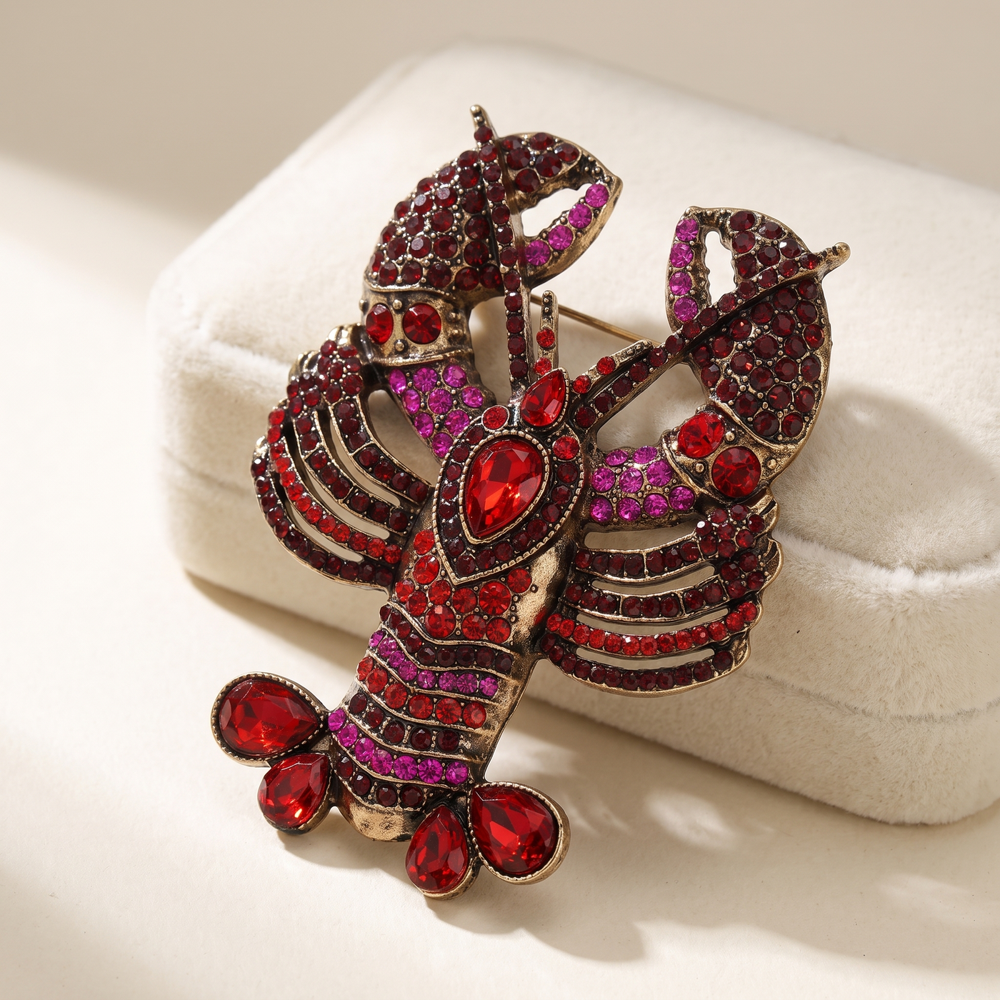Broche Homard en cristal, bijou vintage Alyvoa tenue à la main · Rouge