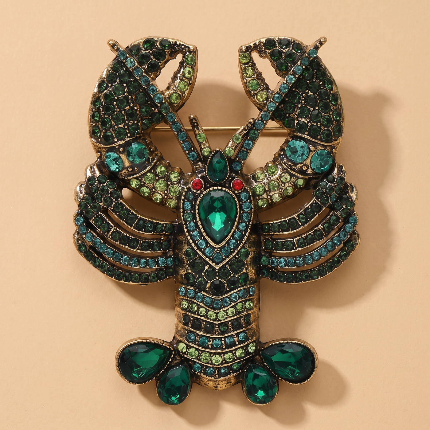Broche Homard en cristal, bijou vintage Alyvoa portée sur un revers · Vert