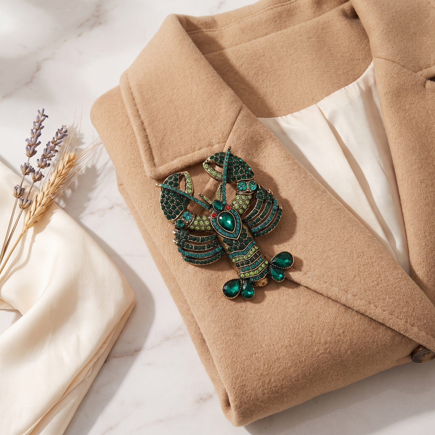 Broche Homard en cristal, bijou vintage Alyvoa vue en gros plan · Vert