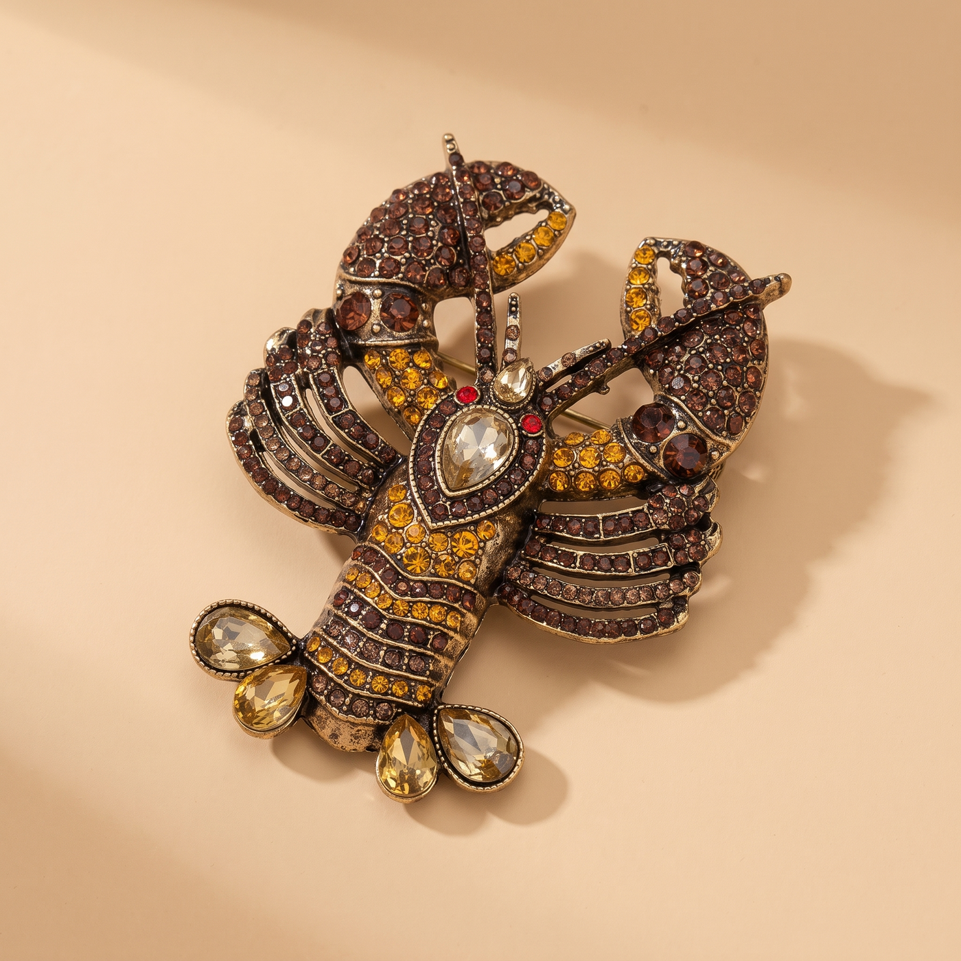 Broche Homard en cristal, bijou vintage Alyvoa tenue à la main · Jaune