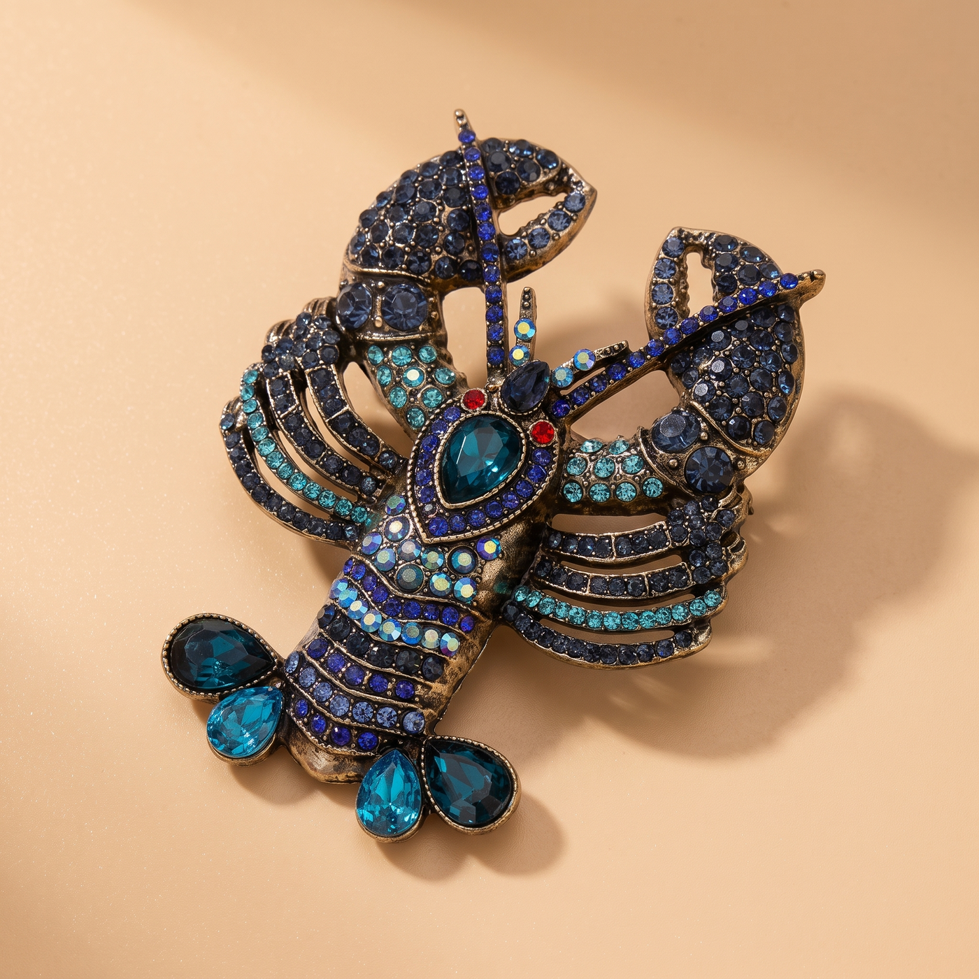 Broche Homard en cristal, bijou vintage Alyvoa en situation · Bleu