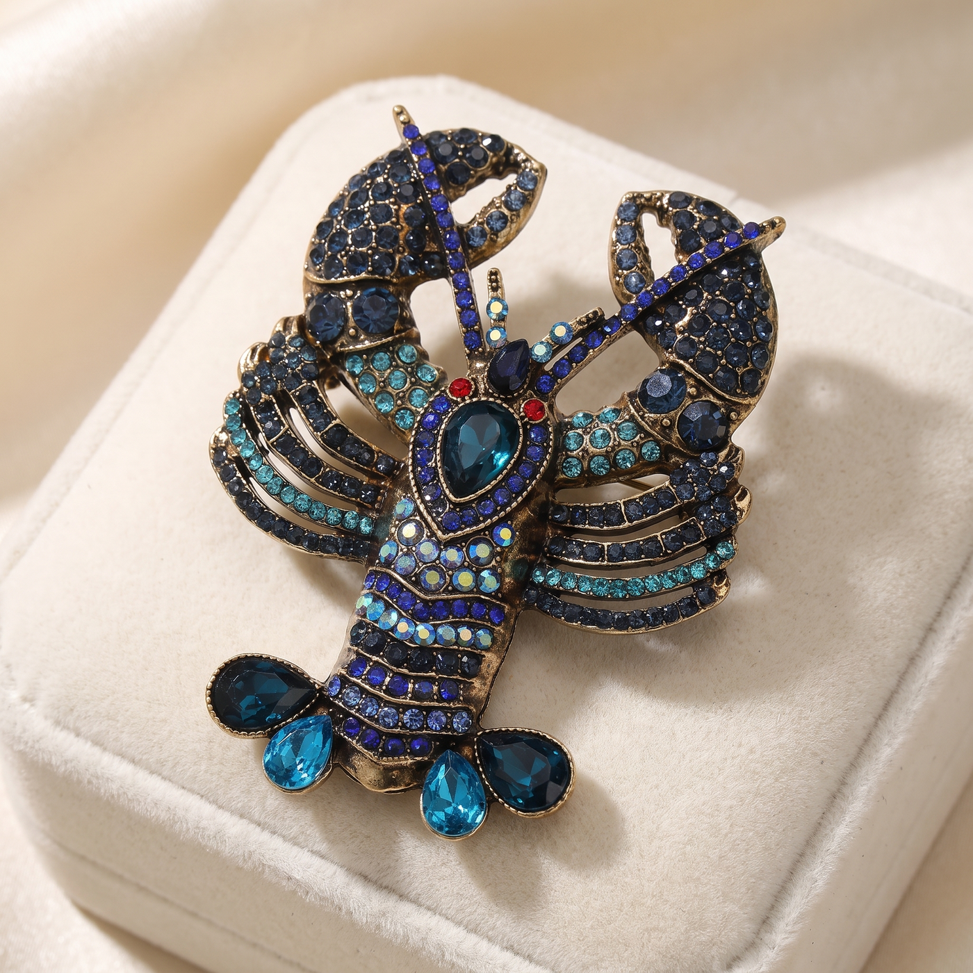 Broche Homard en cristal, bijou vintage Alyvoa vue en gros plan · Bleu