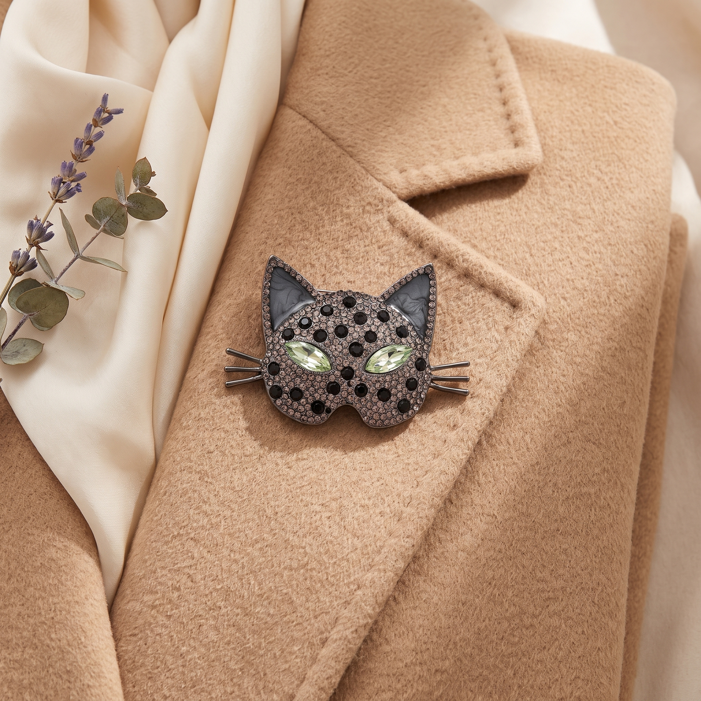 Broche Chat, bijou fantaisie vintage Alyvoa présentée sur un coussin · Gris