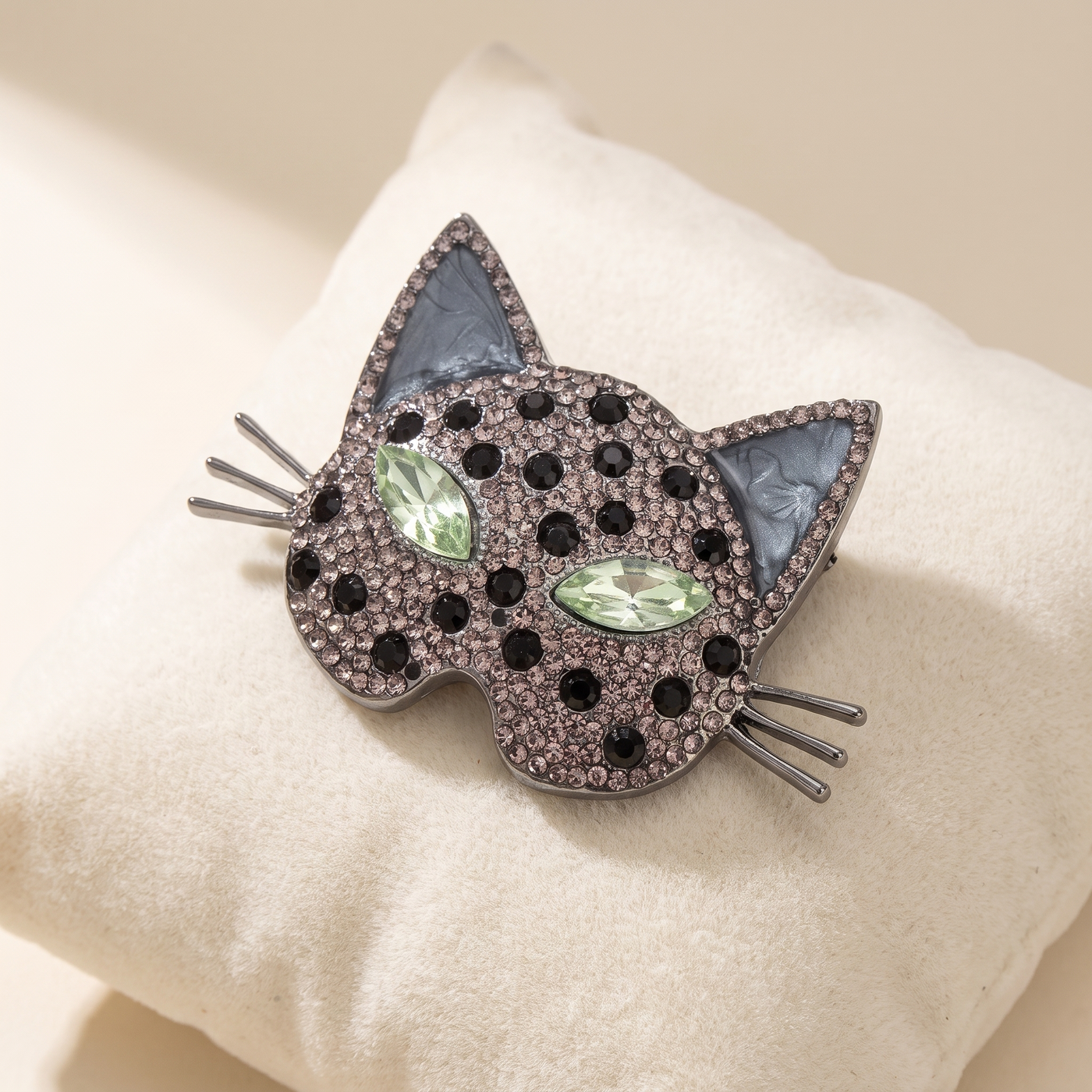 Broche Chat, bijou fantaisie vintage Alyvoa tenue à la main · Gris