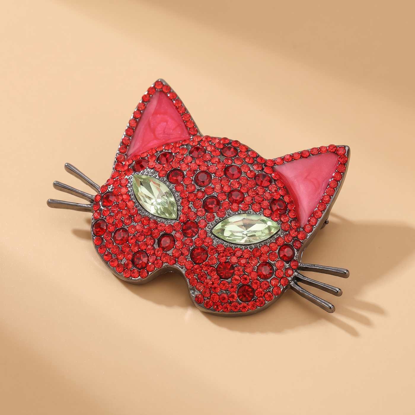 Broche Chat, bijou fantaisie vintage Alyvoa portée sur un revers · Rouge