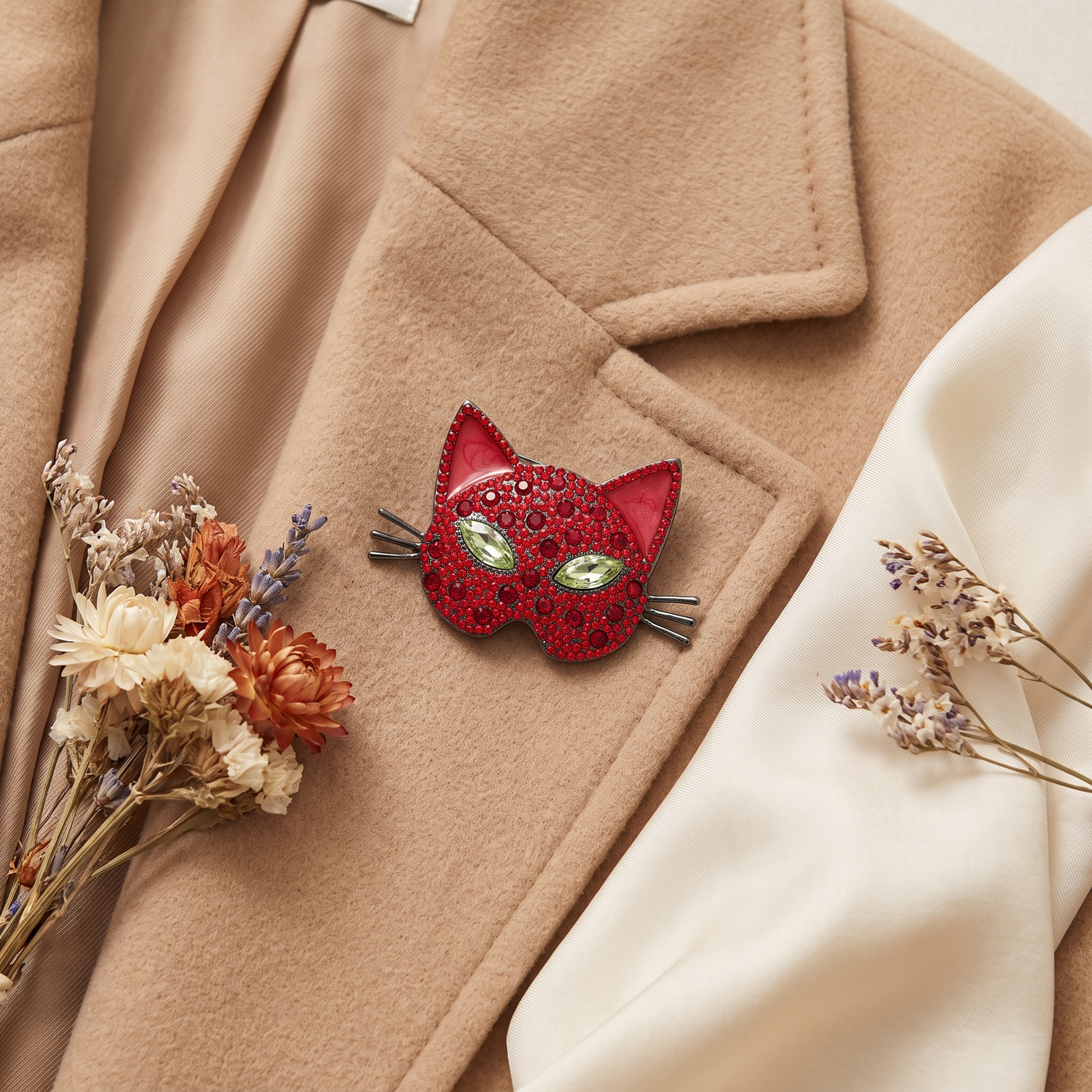 Broche Chat, bijou fantaisie vintage Alyvoa vue en gros plan · Rouge