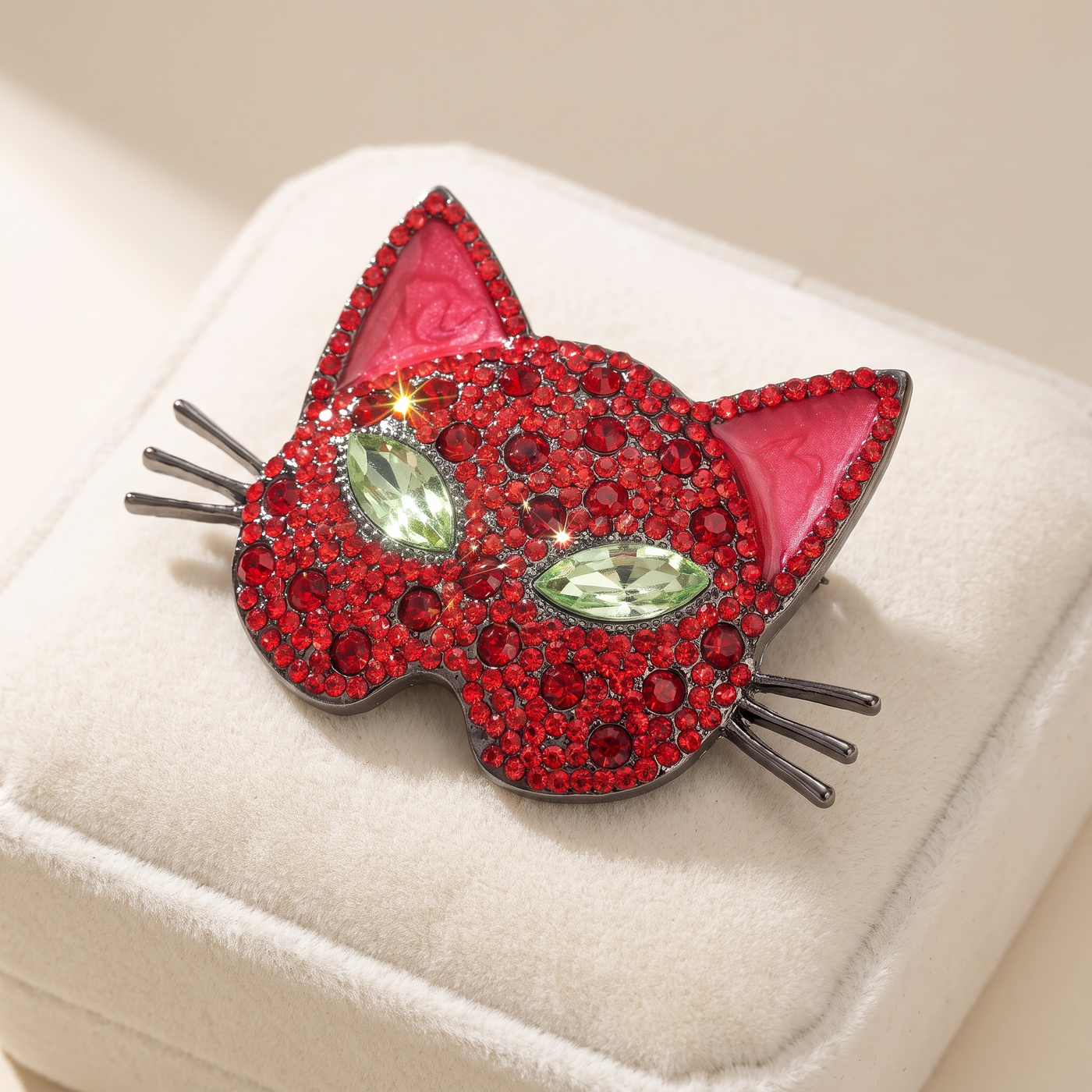 Broche Chat, bijou fantaisie vintage Alyvoa en situation · Rouge