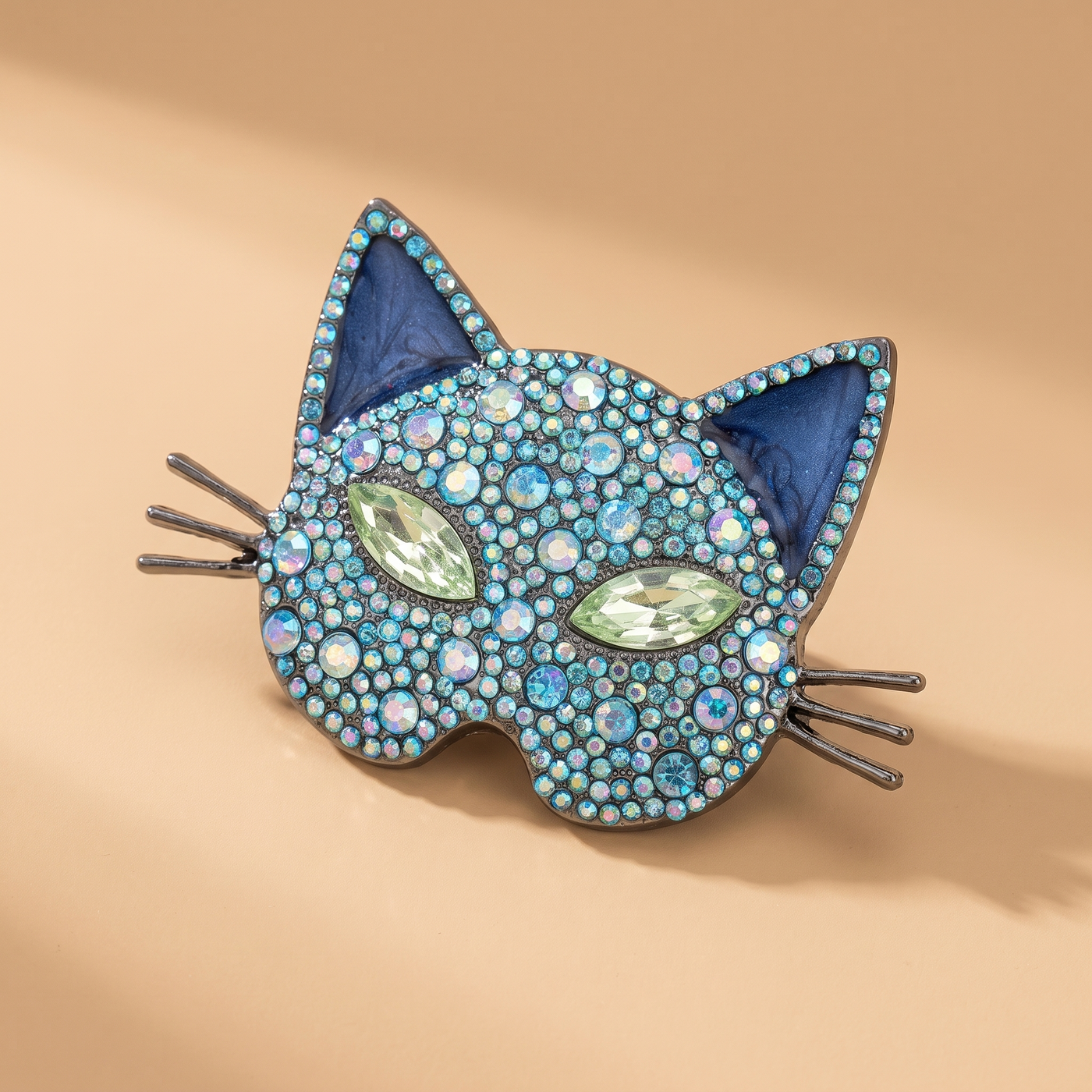 Broche Chat, bijou fantaisie vintage Alyvoa tenue à la main · Bleu