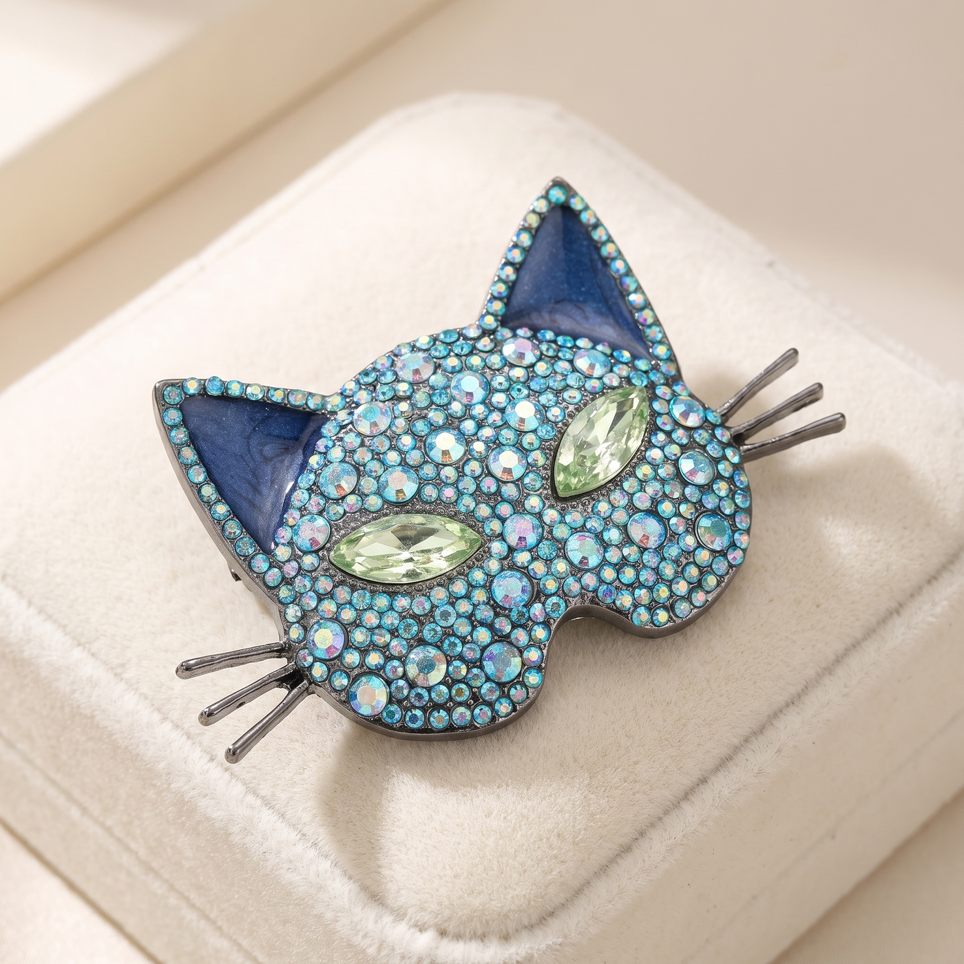Broche Chat, bijou fantaisie vintage Alyvoa présentée sur un coussin · Bleu