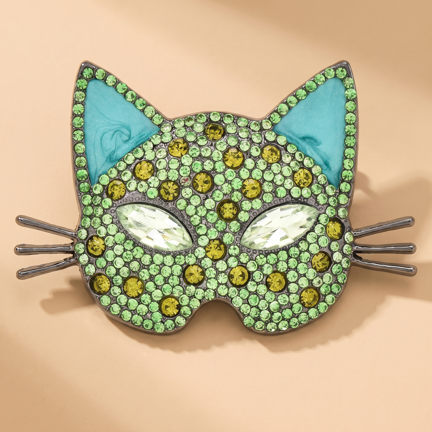 Broche Chat, bijou fantaisie vintage Alyvoa en situation · Vert