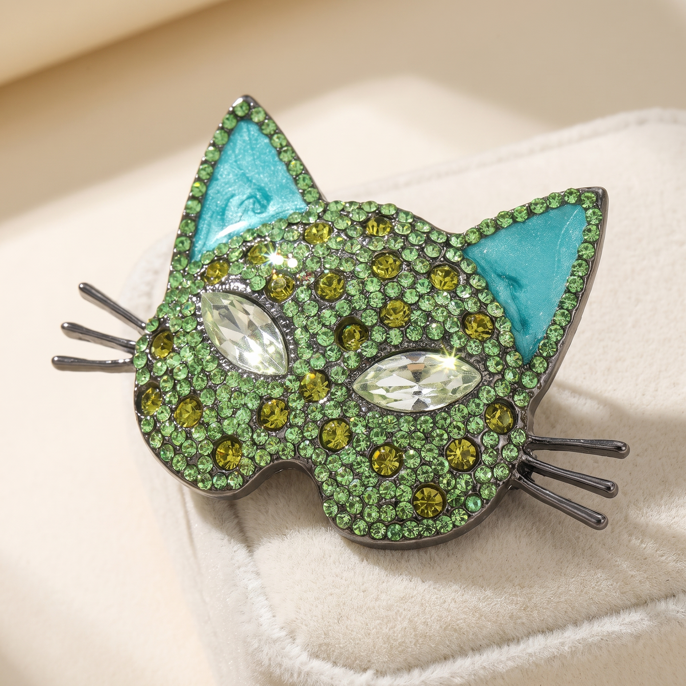 Broche Chat, bijou fantaisie vintage Alyvoa vue en gros plan · Vert