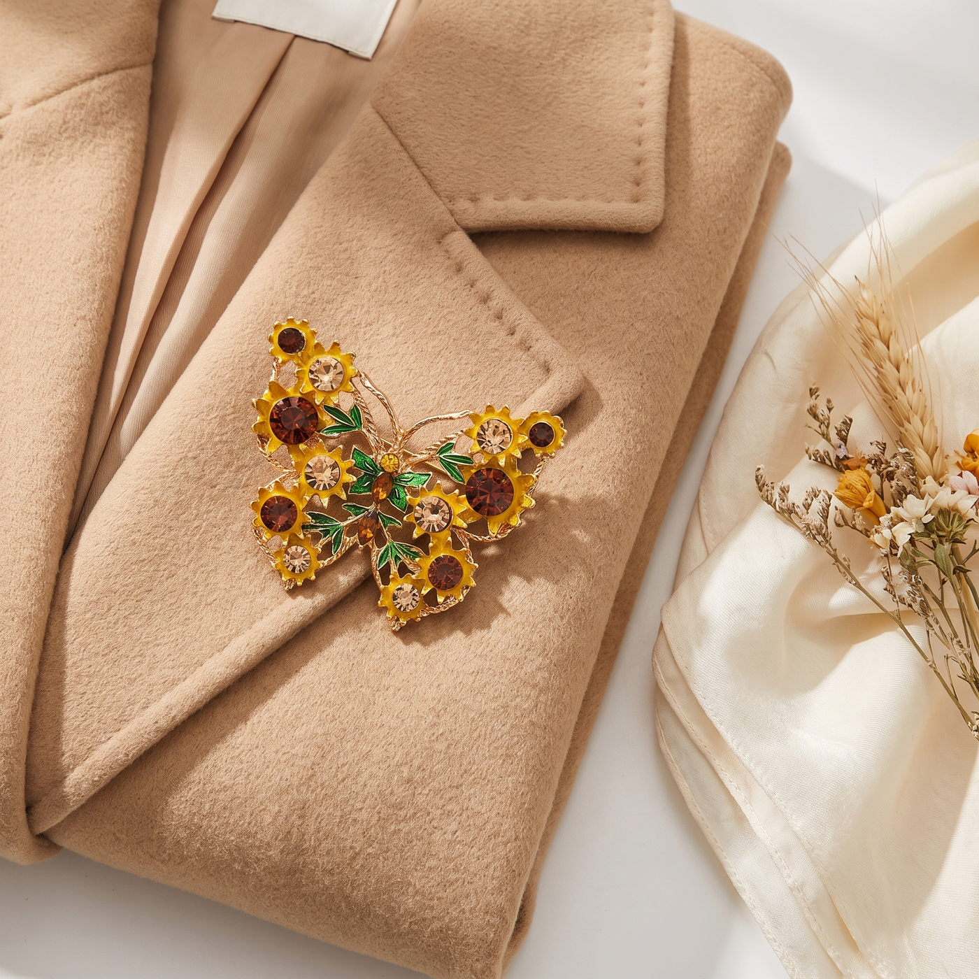 Broche Papillon en émail, bijou vintage Alyvoa portée sur un revers