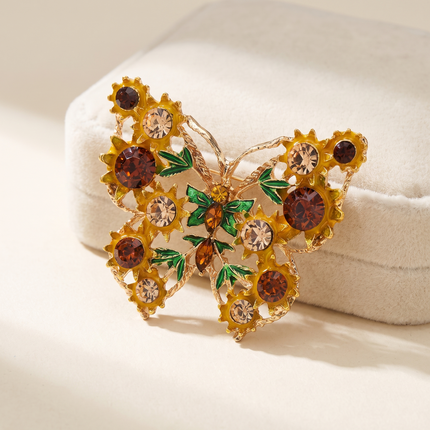Broche Papillon en émail, bijou vintage Alyvoa tenue à la main