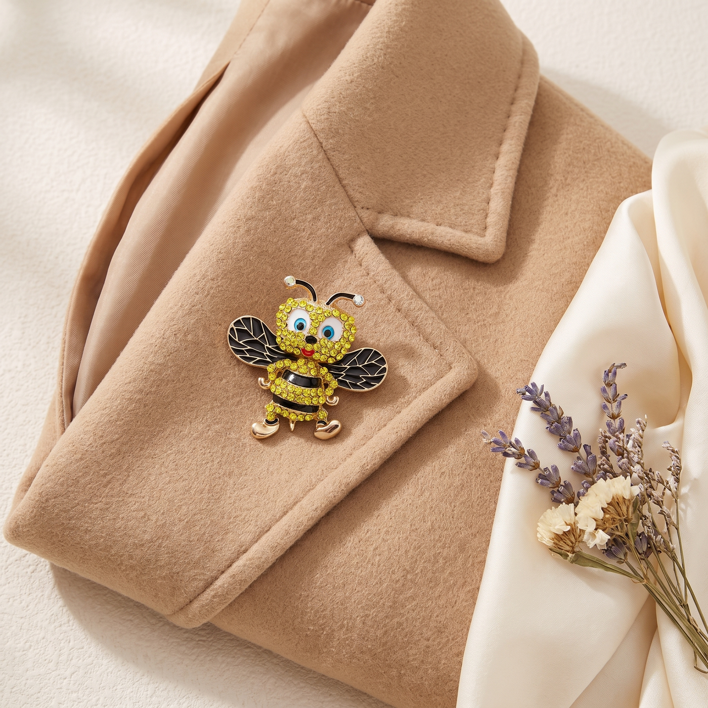 Broche Abeille en cristal, bijou vintage Alyvoa tenue à la main · Noir