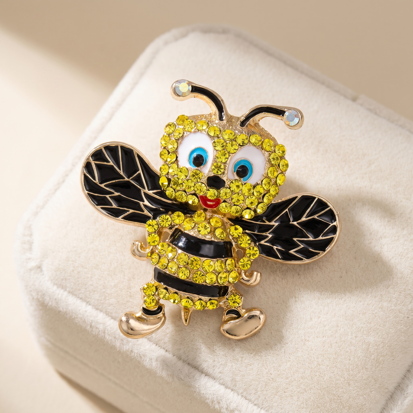 Broche Abeille en cristal, bijou vintage Alyvoa présentée sur un coussin · Noir