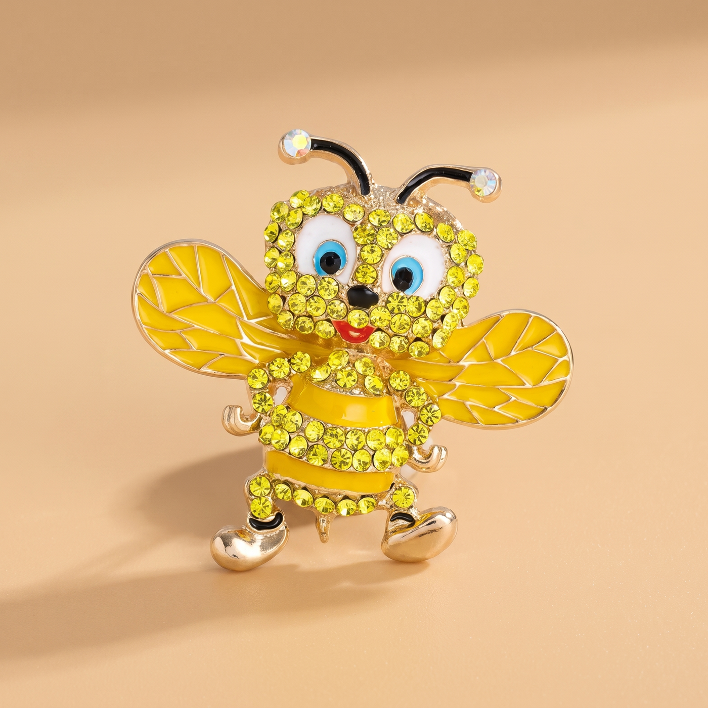 Broche Abeille en cristal, bijou vintage Alyvoa portée sur un revers · Jaune