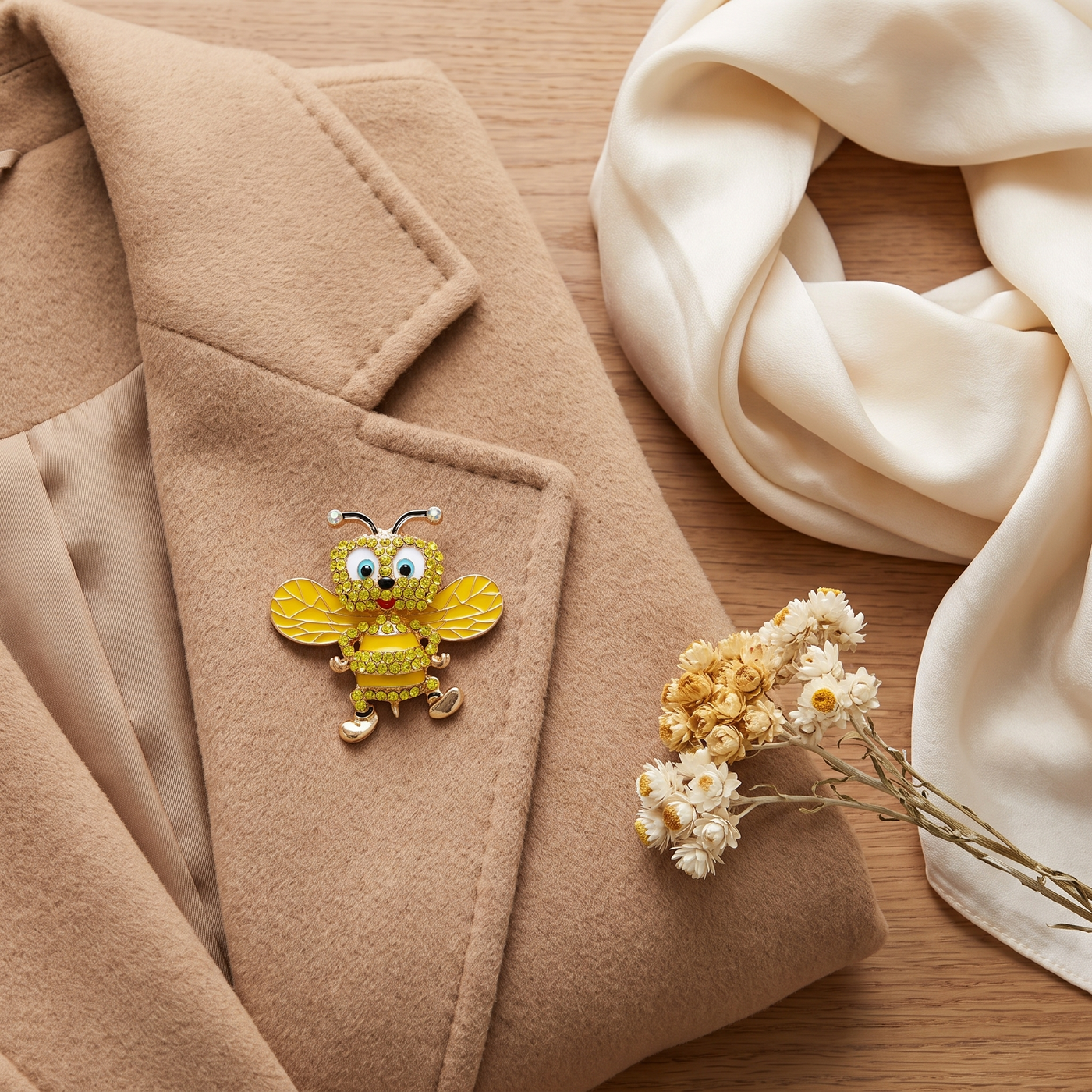 Broche Abeille en cristal, bijou vintage Alyvoa en situation · Jaune