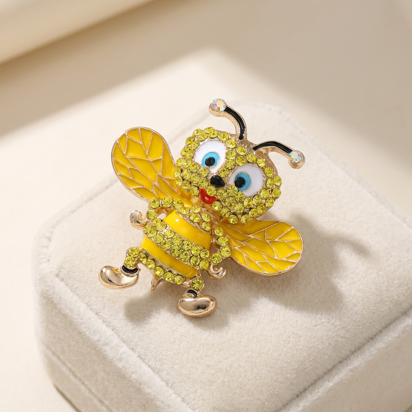 Broche Abeille en cristal, bijou vintage Alyvoa vue en gros plan · Jaune