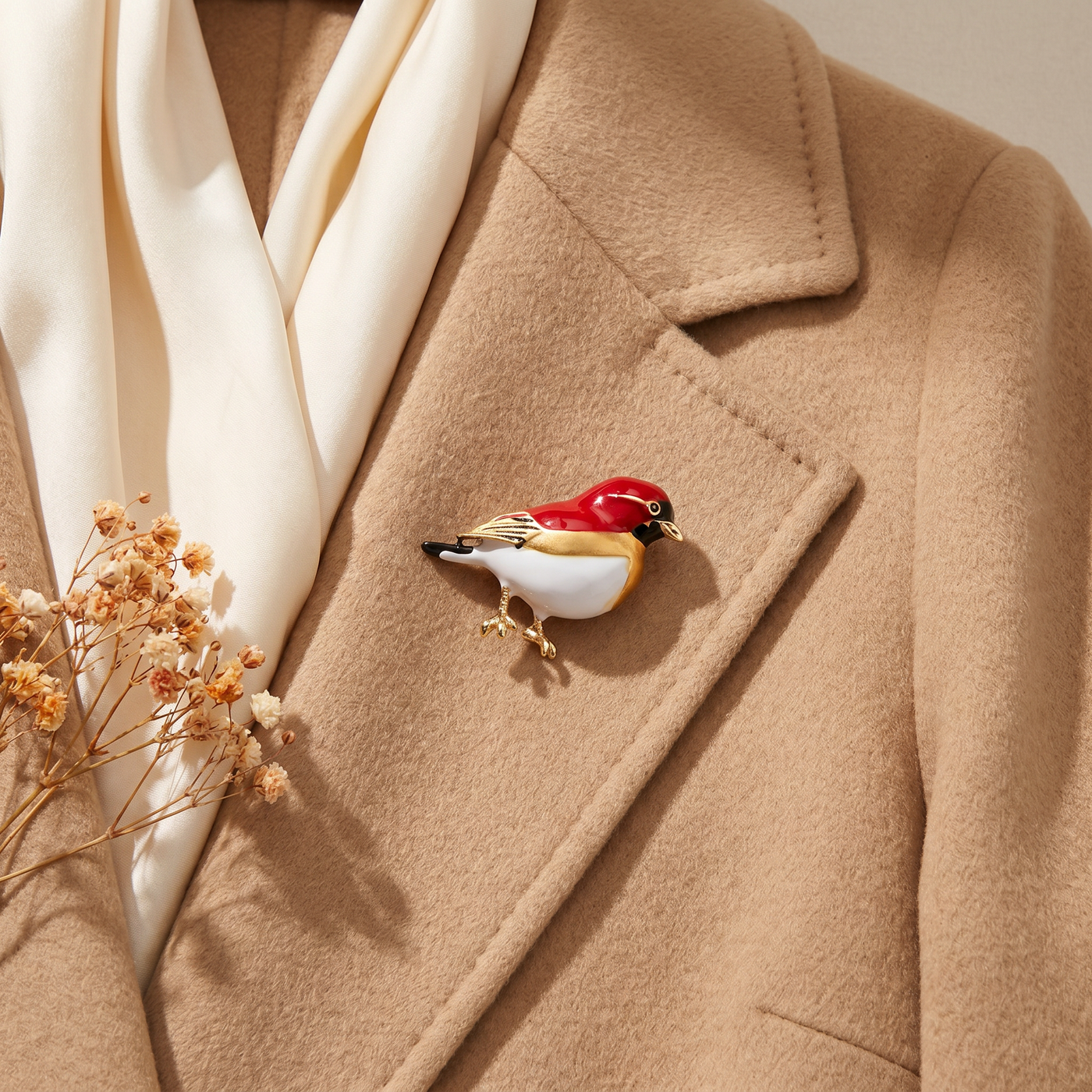 Broche Oiseau en émail, bijou vintage Alyvoa portée sur un revers