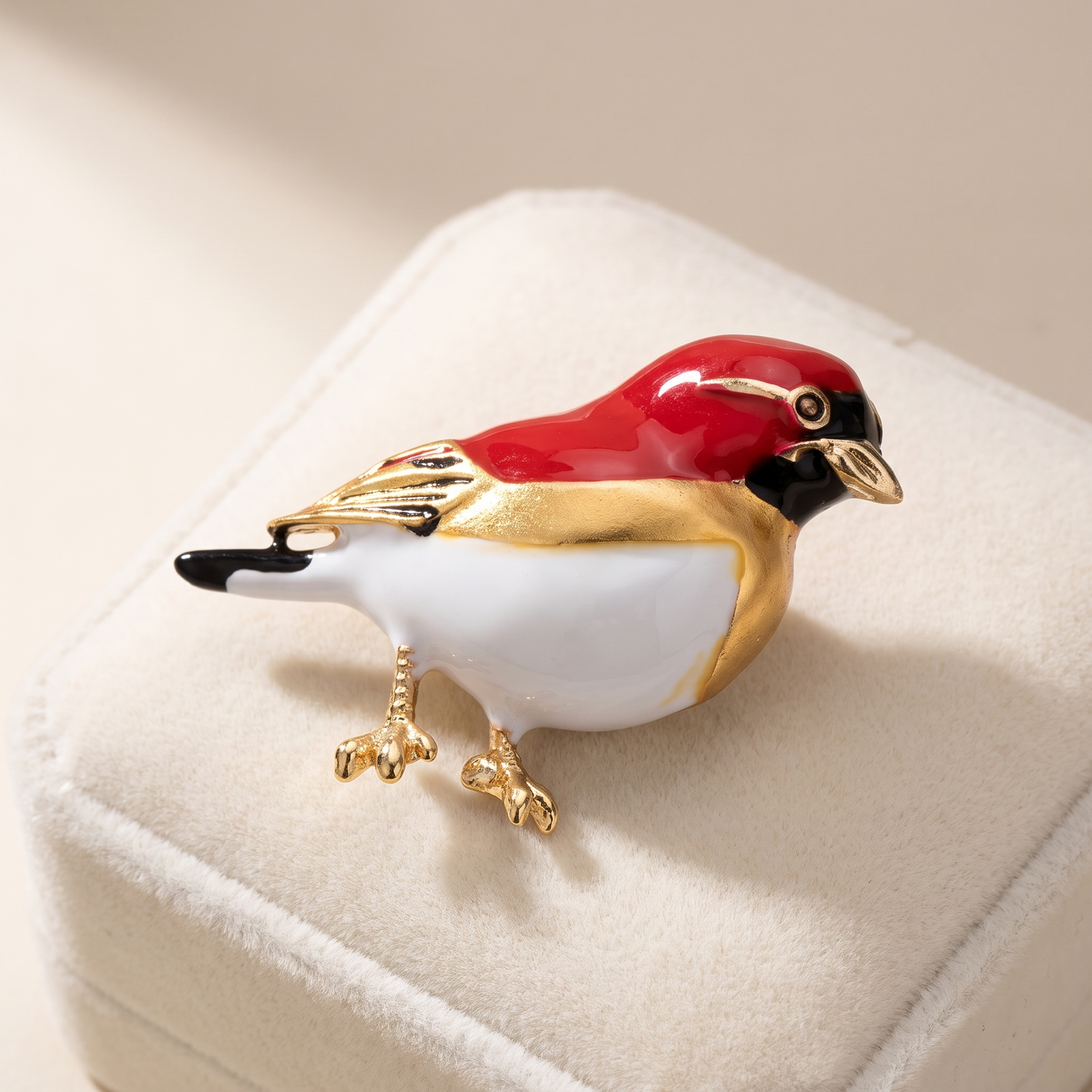 Broche Oiseau en émail, bijou vintage Alyvoa tenue à la main
