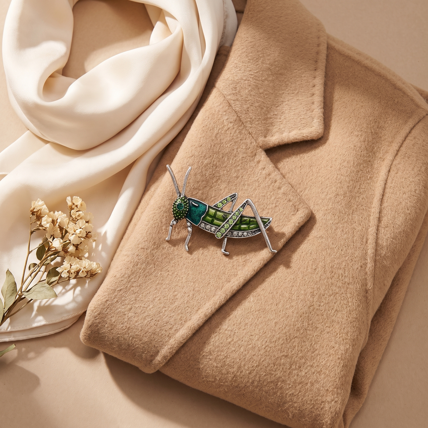 Broche Sauterelle en émail, bijou vintage Alyvoa portée sur un revers