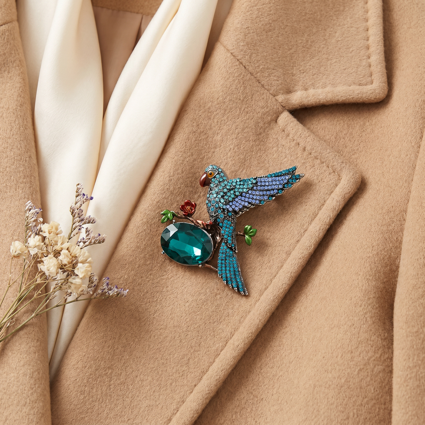 Broche Oiseau en cristal, bijou vintage Alyvoa présentée sur un coussin · Bleu