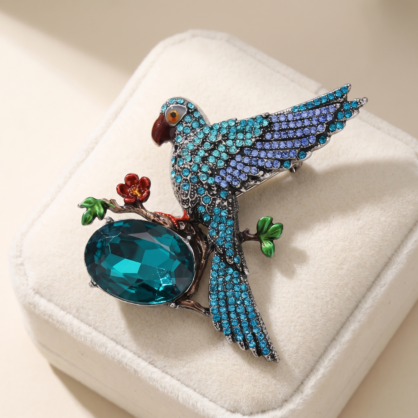 Broche Oiseau en cristal, bijou vintage Alyvoa tenue à la main · Bleu