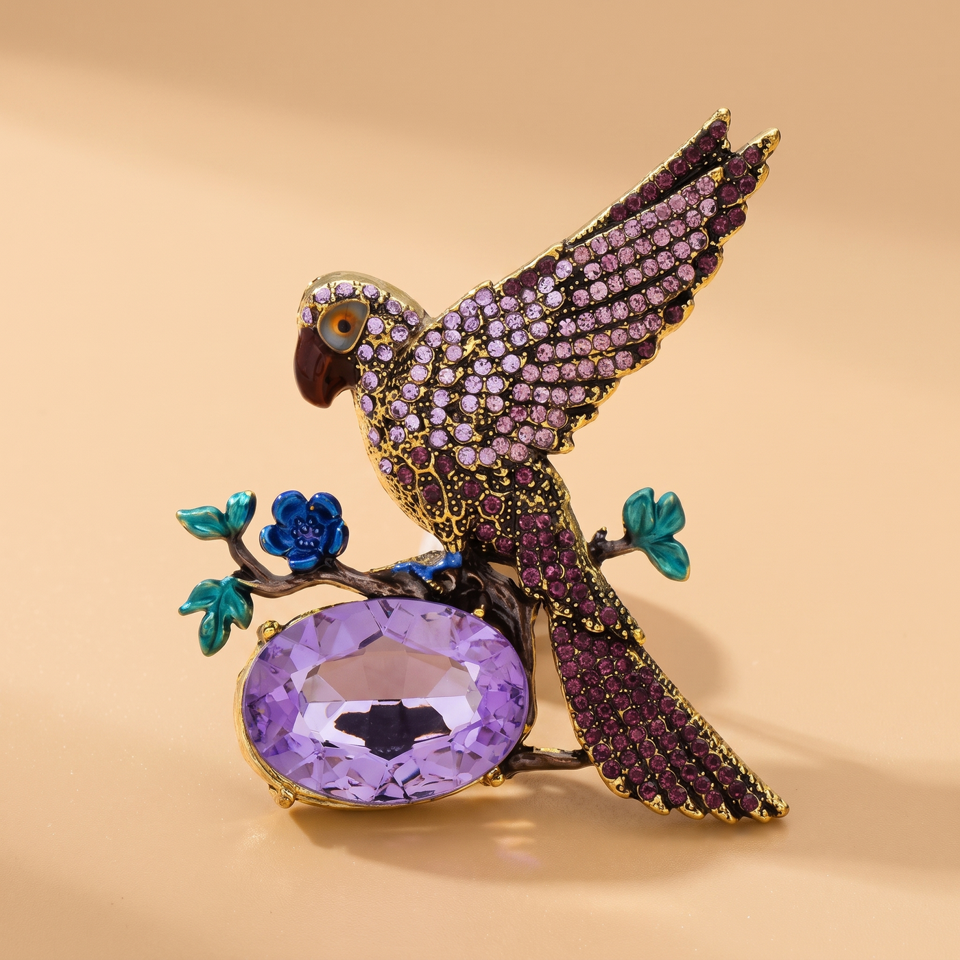 Broche Oiseau en cristal, bijou vintage Alyvoa portée sur un revers · Violet