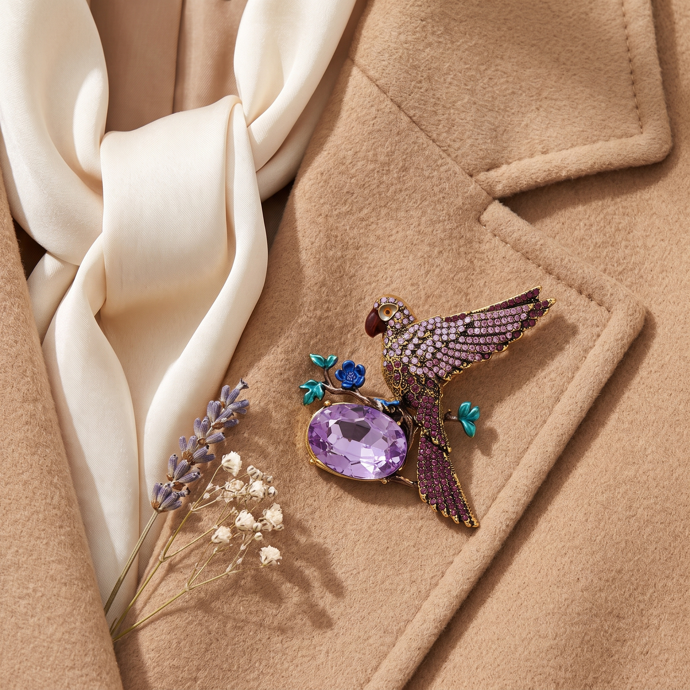 Broche Oiseau en cristal, bijou vintage Alyvoa vue en gros plan · Violet