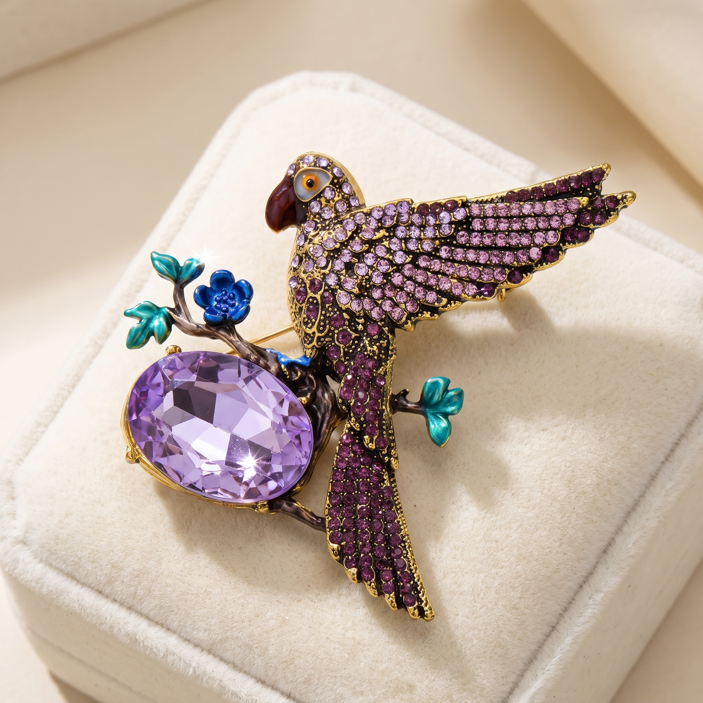 Broche Oiseau en cristal, bijou vintage Alyvoa en situation · Violet