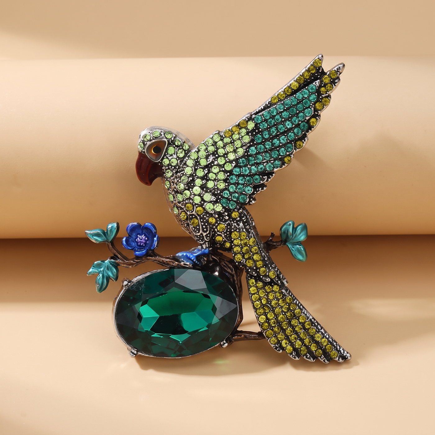 Broche Oiseau en cristal, bijou vintage Alyvoa en situation · Vert