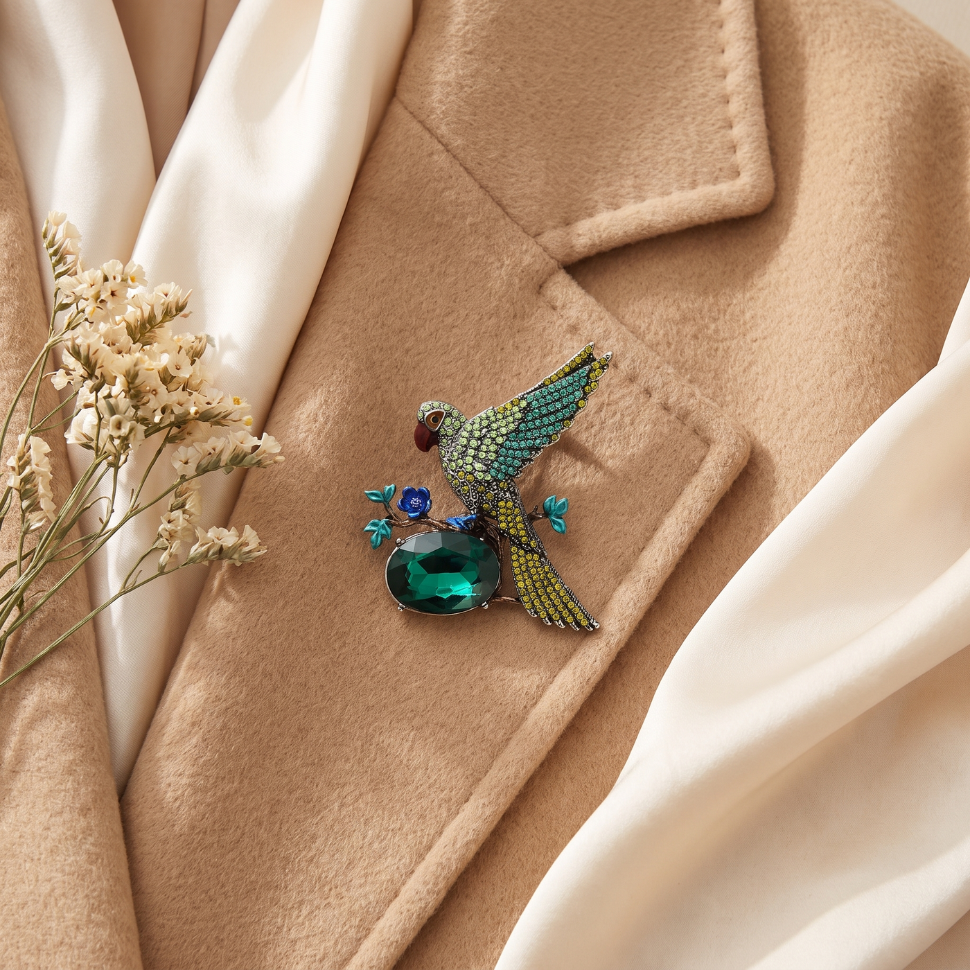 Broche Oiseau en cristal, bijou vintage Alyvoa portée sur un revers · Vert
