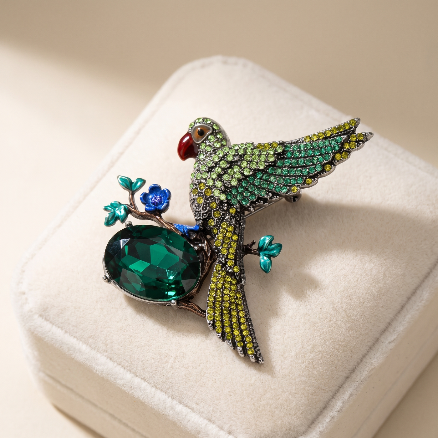 Broche Oiseau en cristal, bijou vintage Alyvoa vue en gros plan · Vert