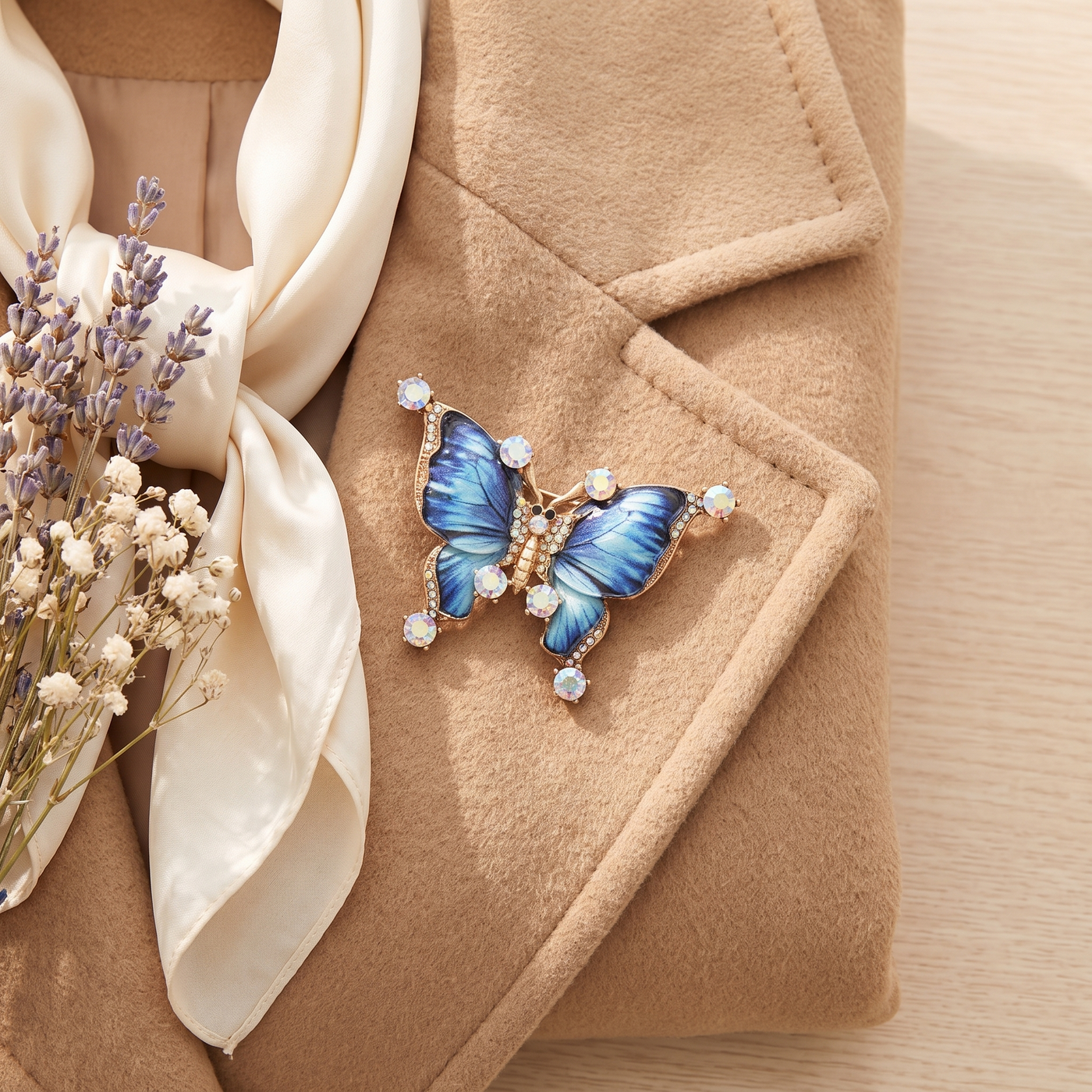 Broche Papillon en émail, bijou vintage Alyvoa présentée sur un coussin · Bleu