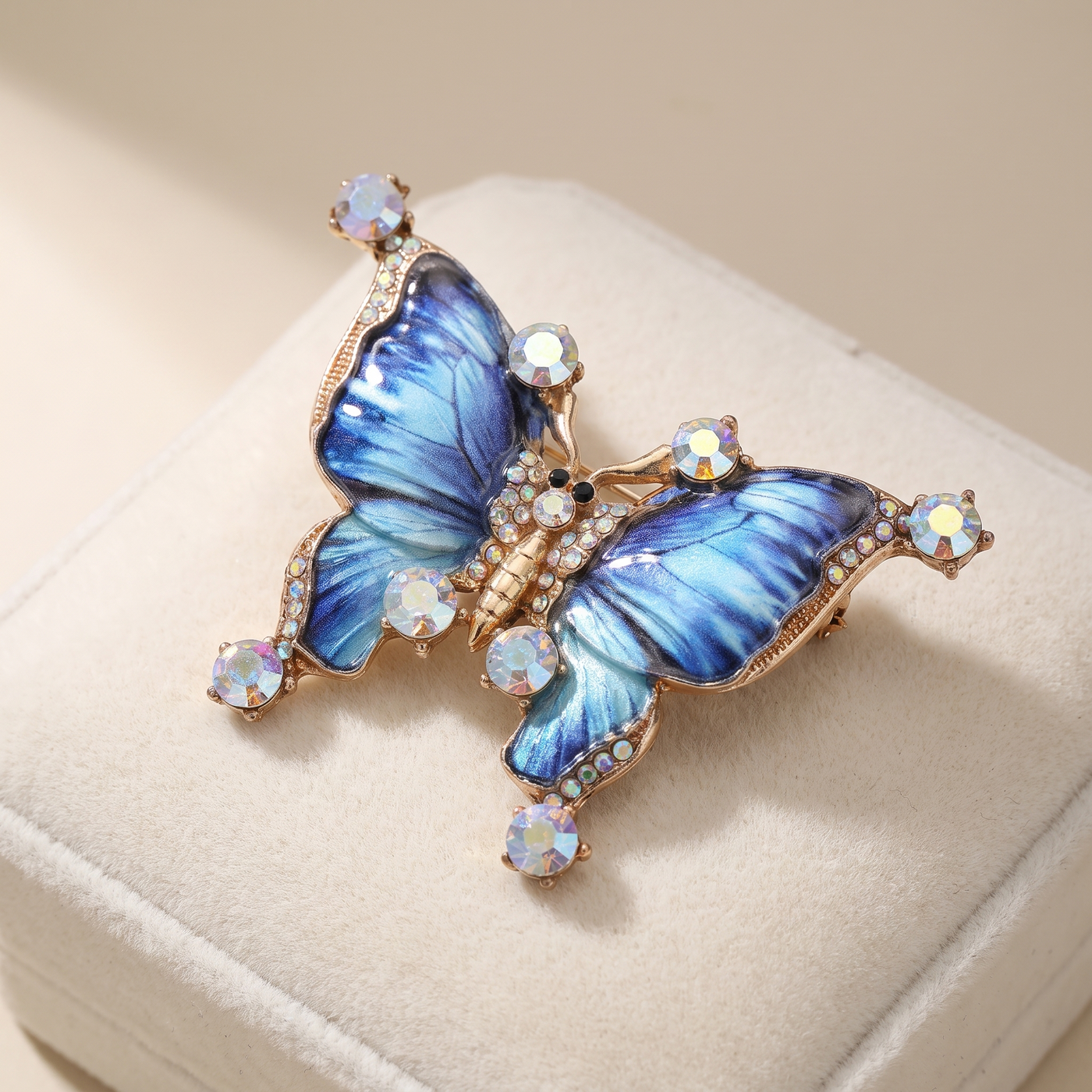 Broche Papillon en émail, bijou vintage Alyvoa tenue à la main · Bleu