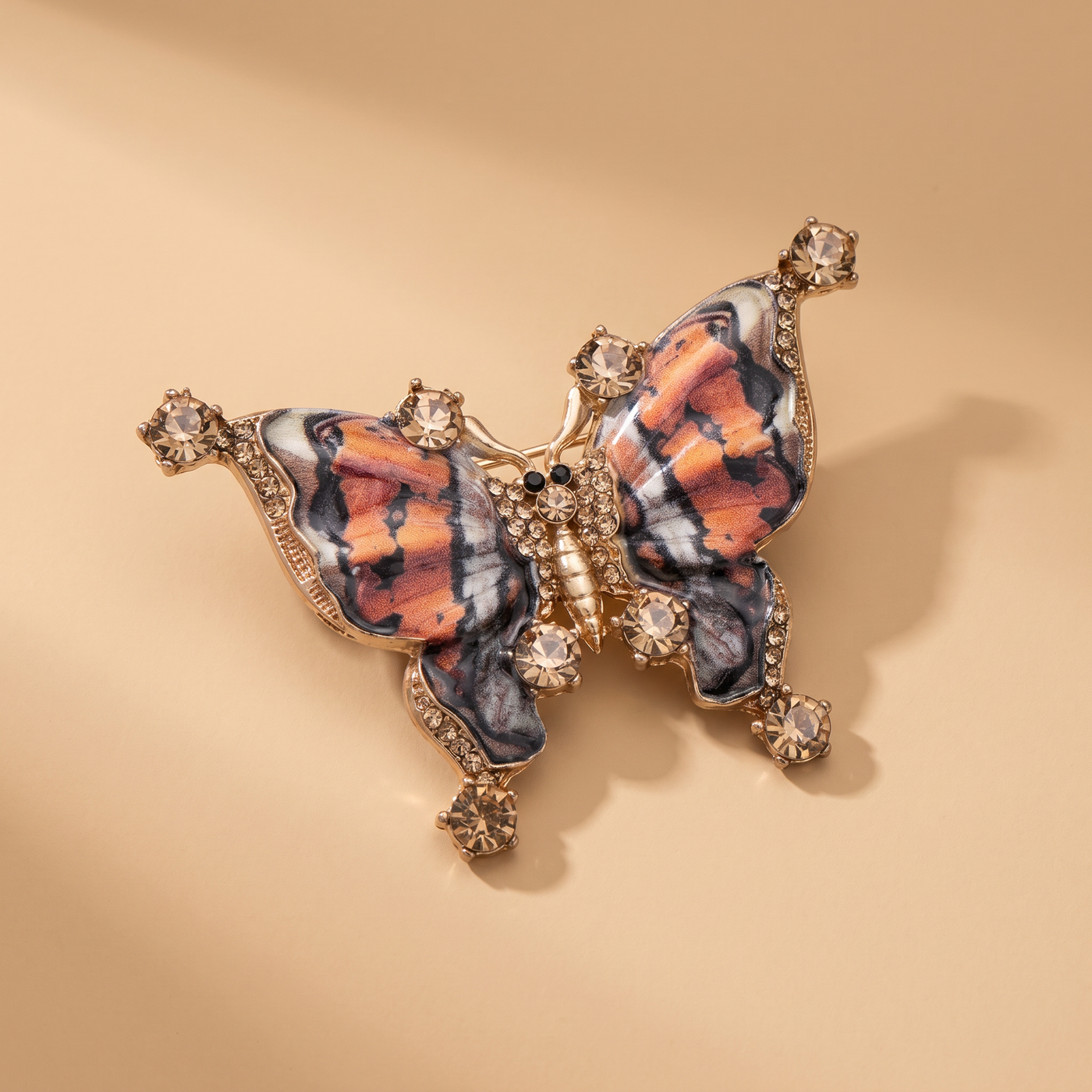 Broche Papillon en émail, bijou vintage Alyvoa portée sur un revers · Orange