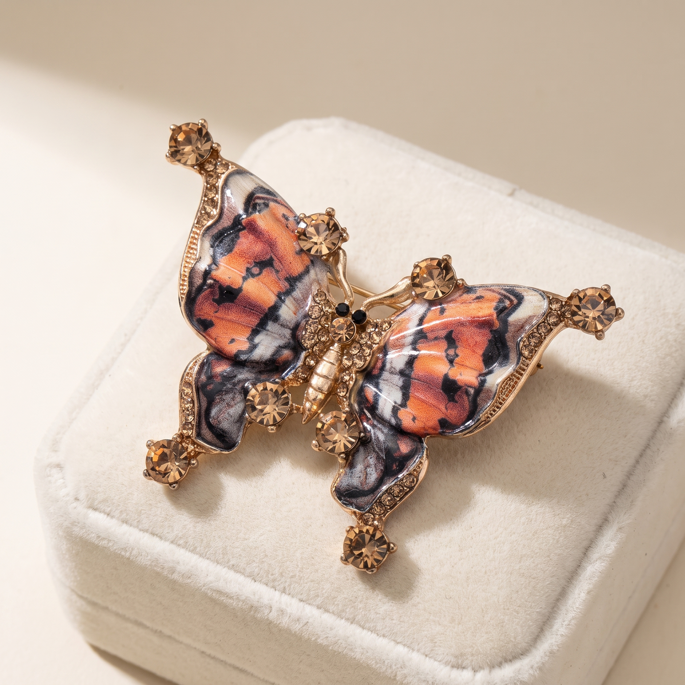 Broche Papillon en émail, bijou vintage Alyvoa en situation · Orange