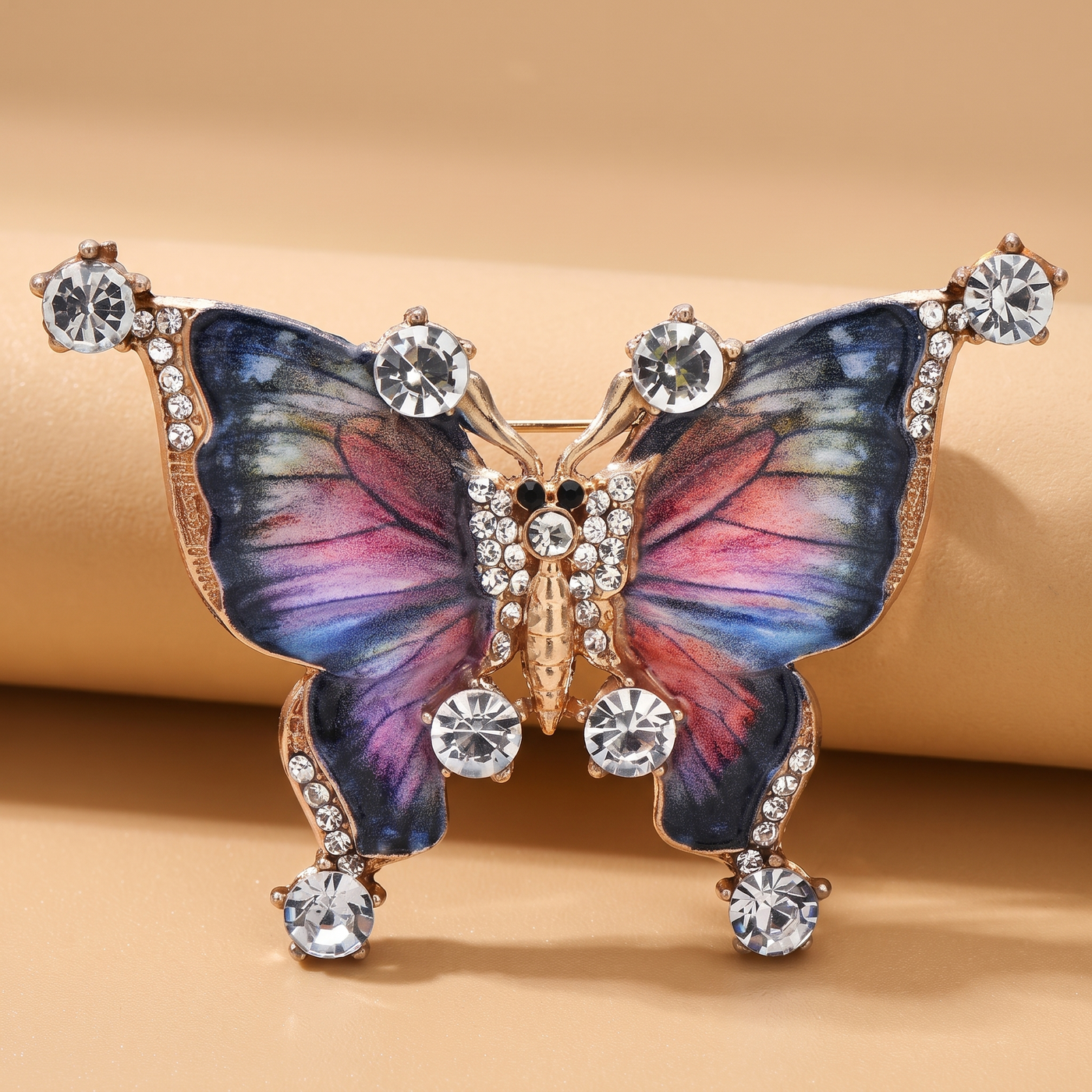 Broche Papillon en émail, bijou vintage Alyvoa tenue à la main · Multicolore