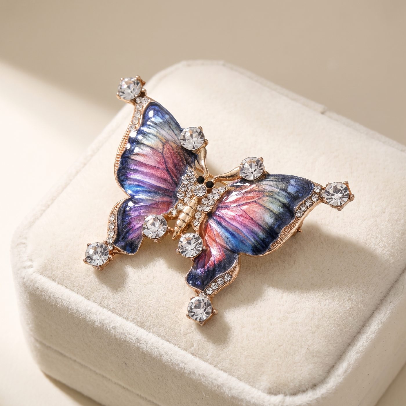 Broche Papillon en émail, bijou vintage Alyvoa présentée sur un coussin · Multicolore