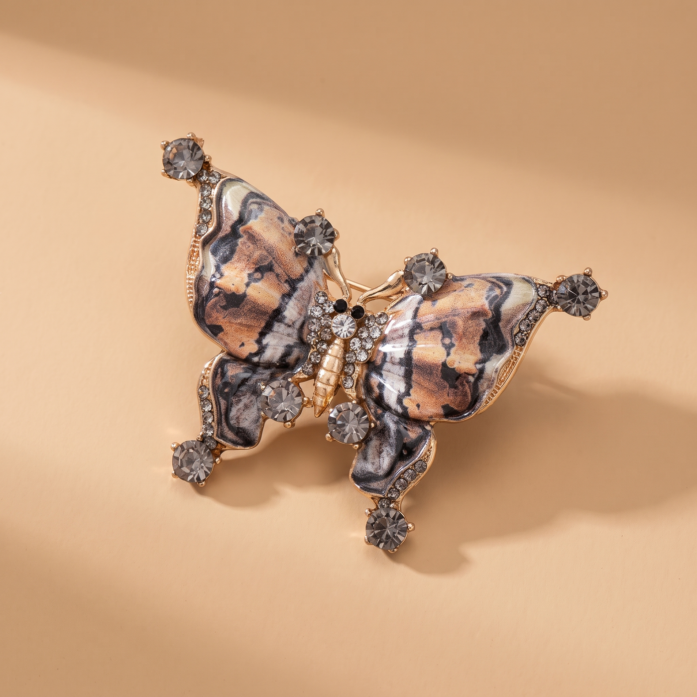 Broche Papillon en émail, bijou vintage Alyvoa en situation · Marron