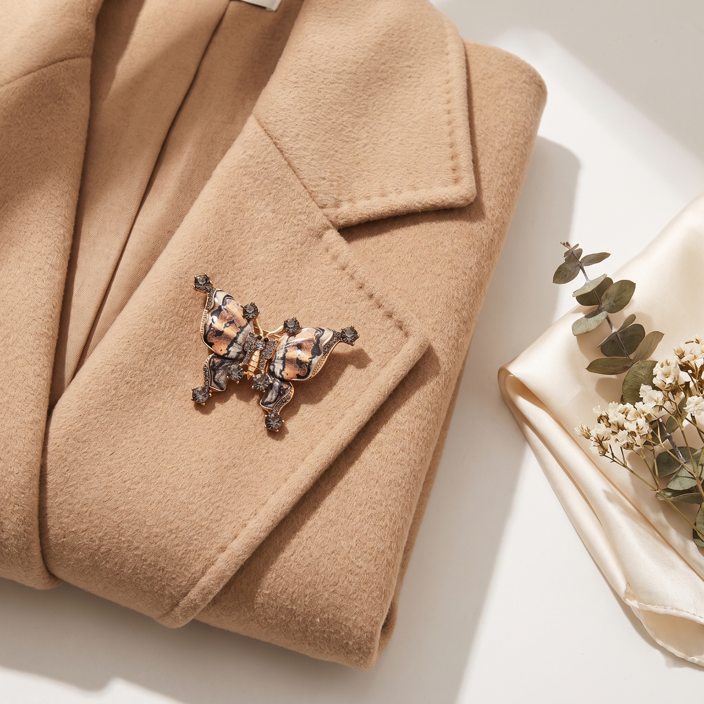 Broche Papillon en émail, bijou vintage Alyvoa portée sur un revers · Marron