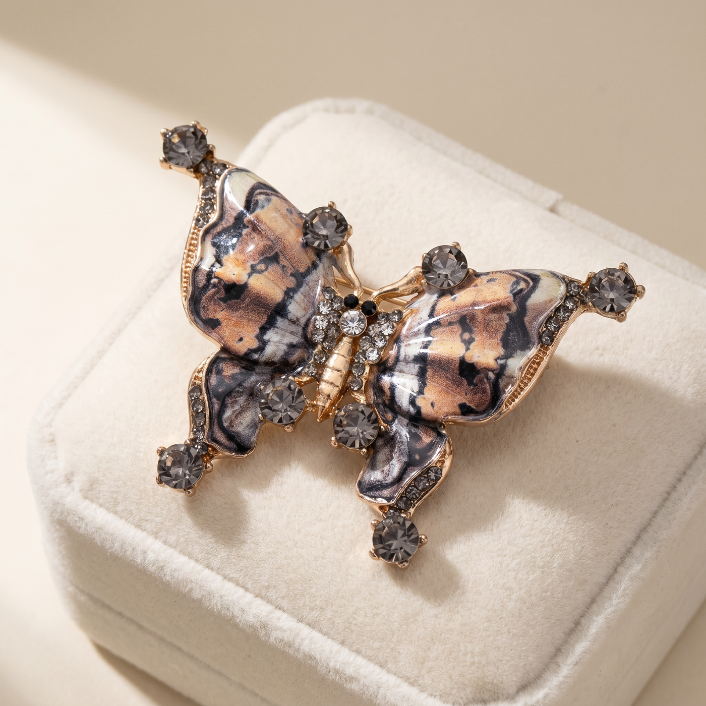 Broche Papillon en émail, bijou vintage Alyvoa vue en gros plan · Marron