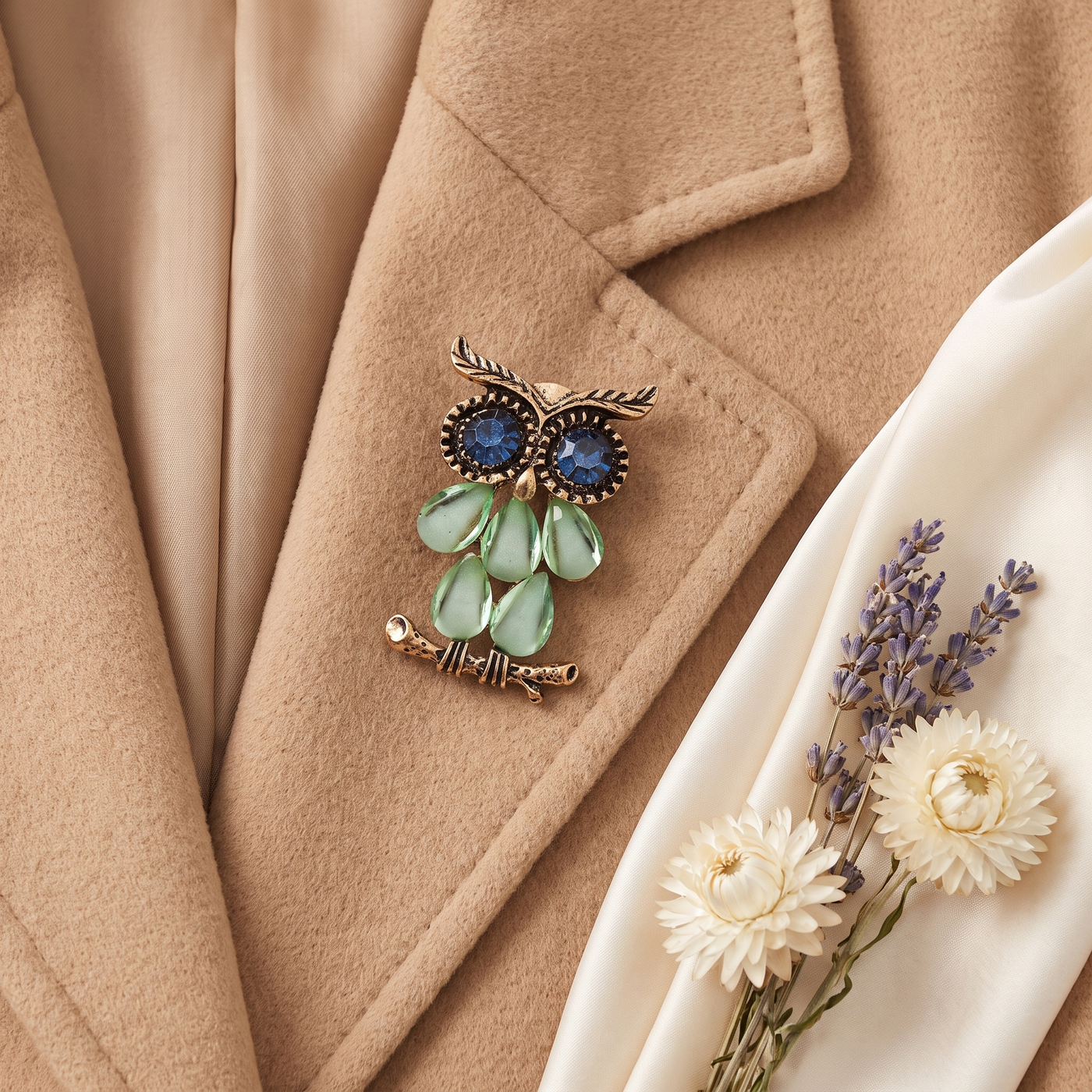 Broche Hibou, bijou fantaisie vintage Alyvoa en situation · Vert