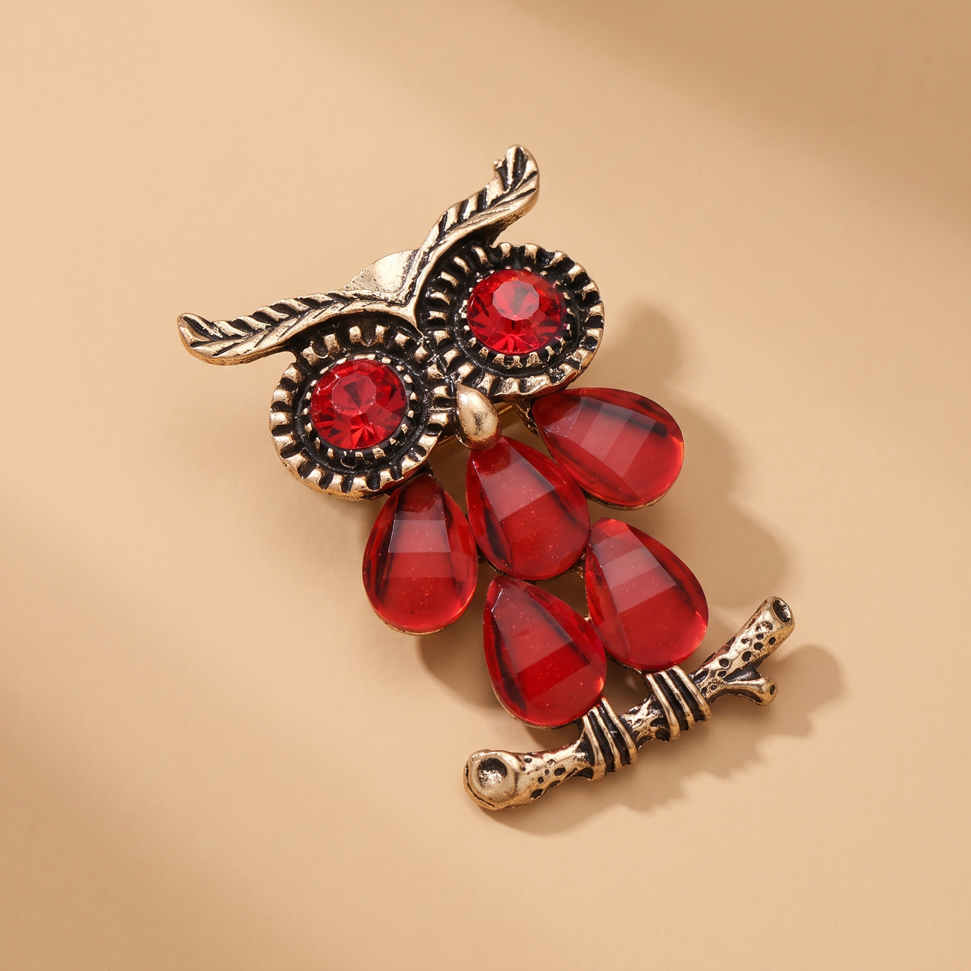 Broche Hibou, bijou fantaisie vintage Alyvoa portée sur un revers · Rouge