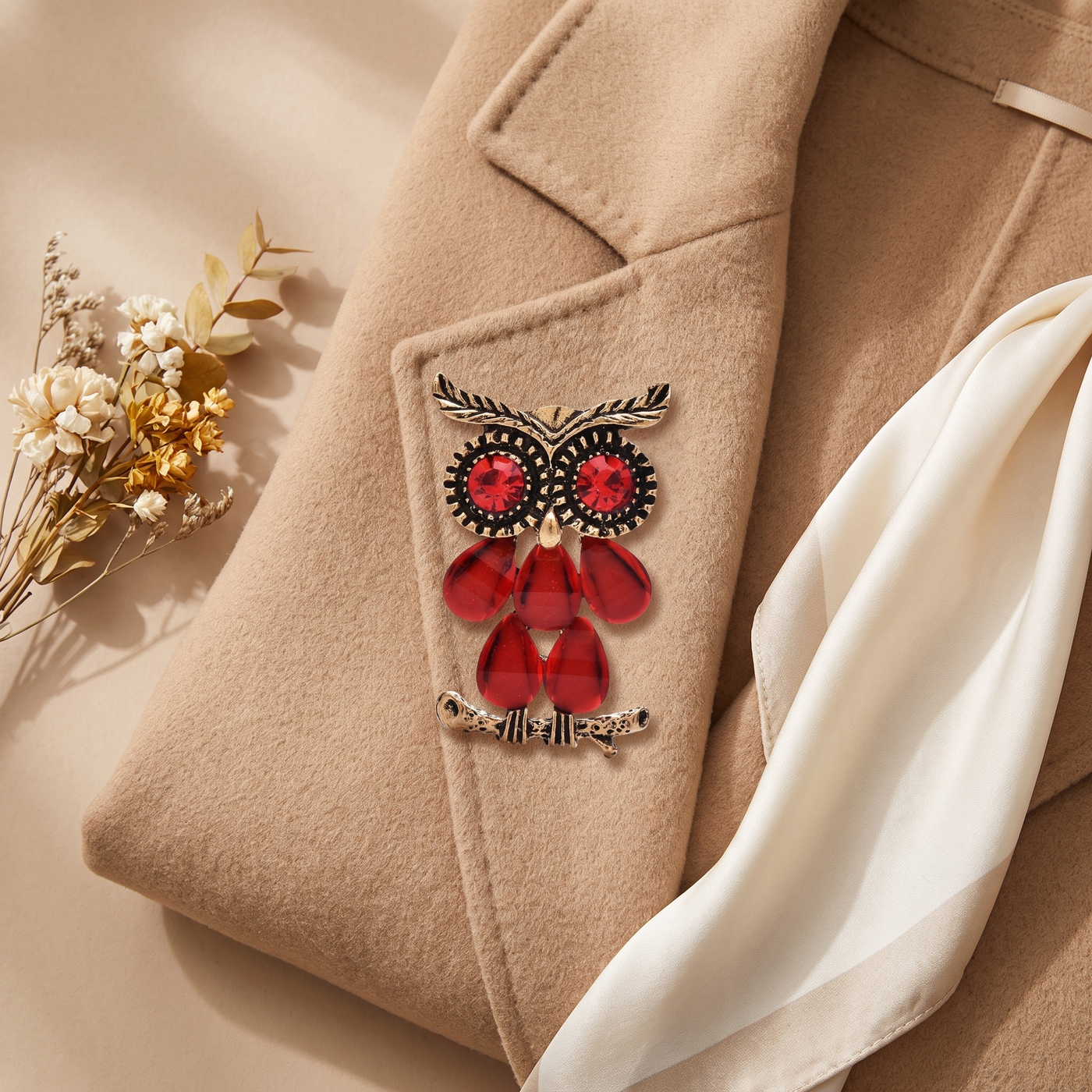 Broche Hibou, bijou fantaisie vintage Alyvoa présentée sur un coussin · Rouge